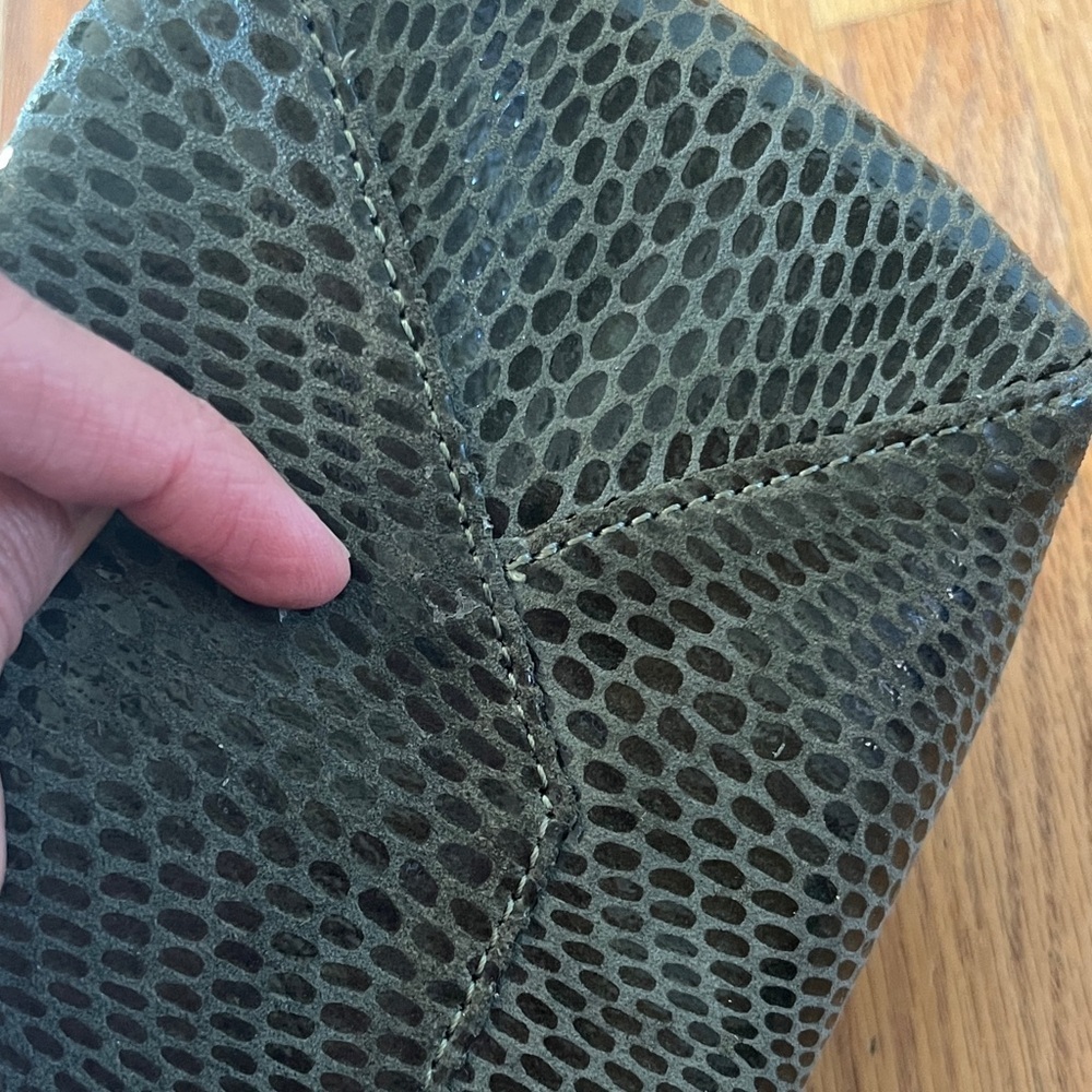 Chic Textured Green Tote Bag - Picture 6 of 6